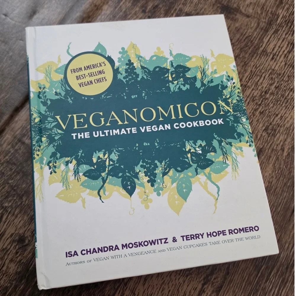 DA CAPO PRESS Veganomicon Cookbook Adult OS White Green Hardcover Recipes